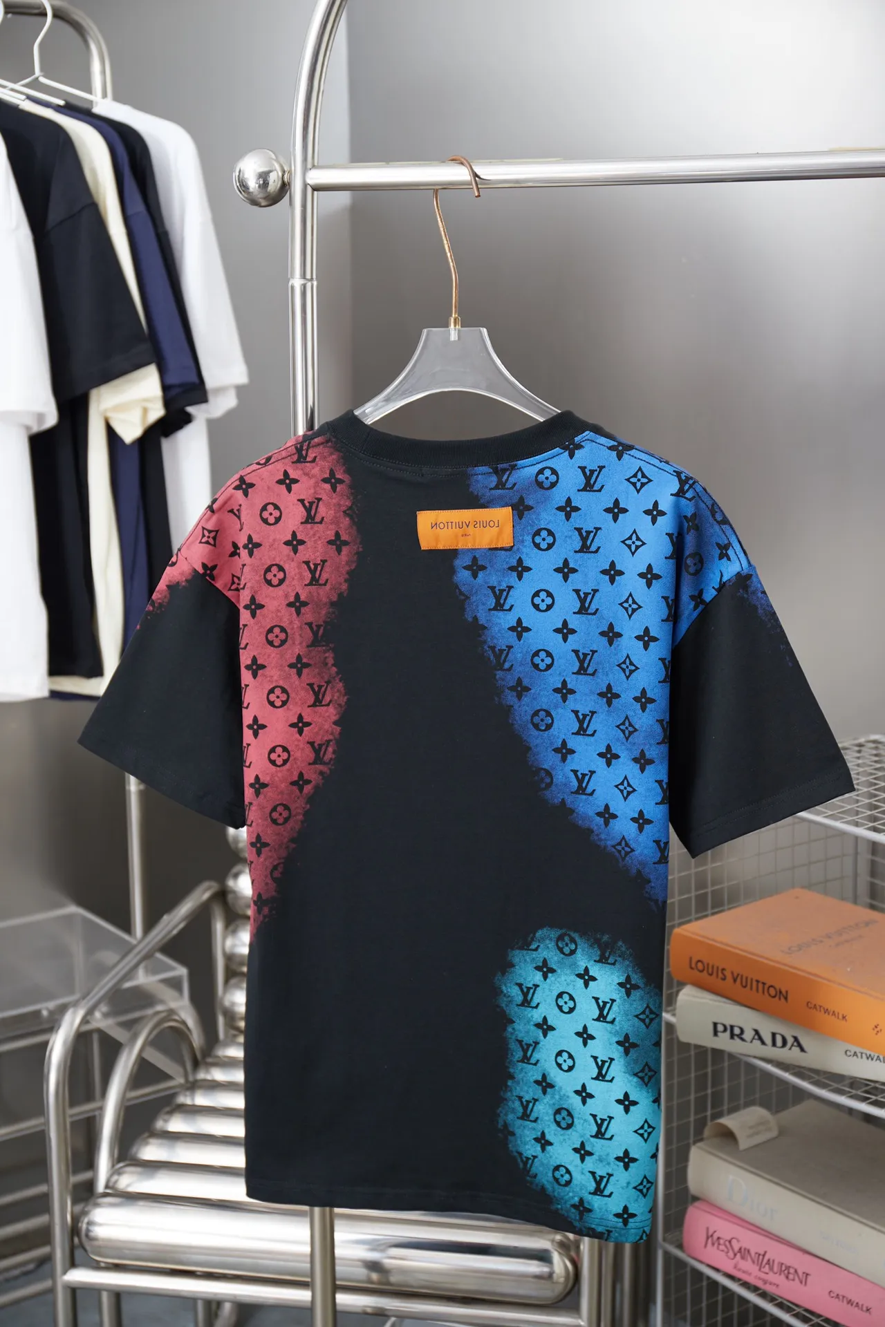 🅿️190 1V 25SS early spring new style Colorful digital LV lettering short sleeves Light luxury essential item for daily commuting for men and women Correct version Welcome to compare Detailed features · 320g 100% pure cotton double yarn jersey fabric · Special thickened 32 pieces of double-strand 1X1 thread in the same cylinder custom dyeing · Positioned color digital LV lettering printing · Double needle stitching and cross-stitching technology · Original main mark, washed tag, brand moisture-proof paper packaging Color: black/white Size: S/M/L/XL
